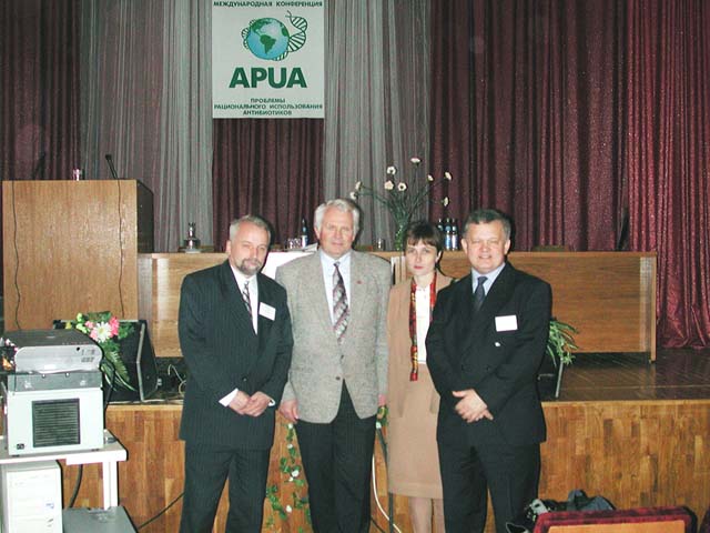 (слева направо): проф.&nbsp;В.М.&nbsp;Семенов, проф.&nbsp;Л.П.&nbsp;Титов, доцент&nbsp;Т.И.&nbsp;Дмитраченко, проф.&nbsp;Л.С.&nbsp;Страчунский