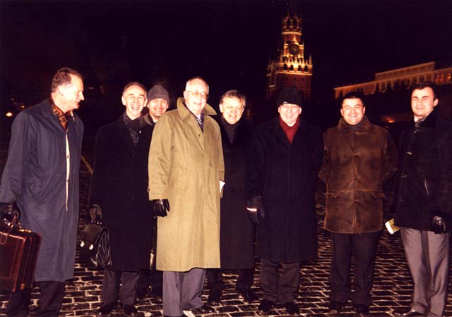 Официальная делегация ESCMID на Красной площади. П.Шох, М.Струленс, Р.С.Козлов, Р.Норрби, Л.С.Страчунский, Р.Финч, А.В.Беденков, Д.В.Галкин