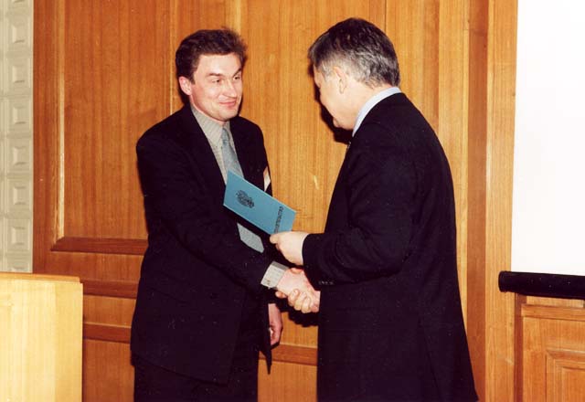 Вручение сертификата слушателю первой группы ДО по антимикробной терапии Потапову И.И.