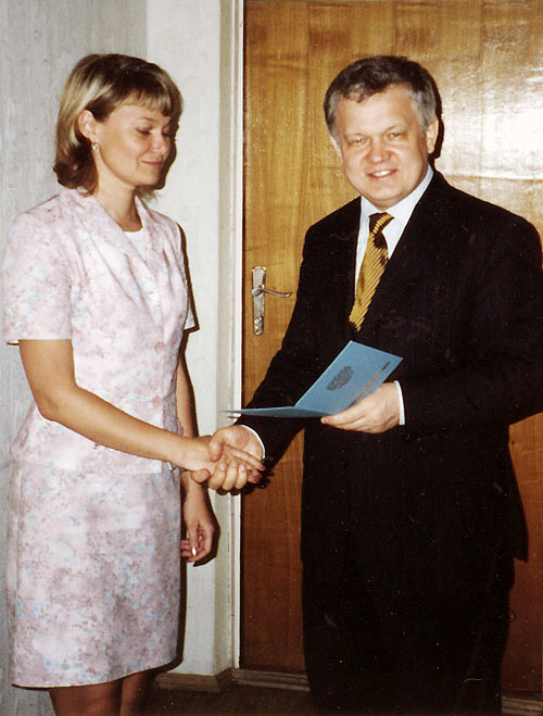 Профессор Л.С. Страчунский вручает свидетельства преподавателя курсов ДО